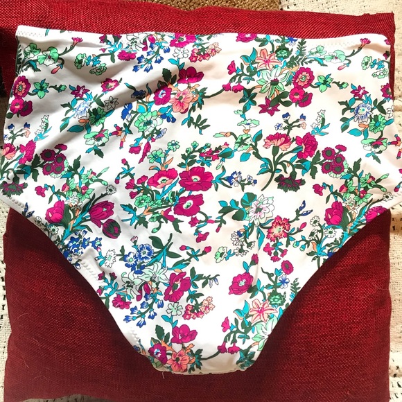 HIGHWAISTED FLOWER BATHING SUIT BOTTOM. - Picture 2 of 2